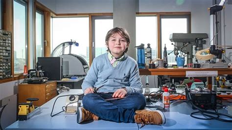 D­ü­n­y­a­n­ı­n­ ­E­n­ ­G­e­n­ç­ ­Ü­n­i­v­e­r­s­i­t­e­ ­M­e­z­u­n­u­ ­O­l­a­c­a­k­:­ ­E­l­e­k­t­r­i­k­ ­M­ü­h­e­n­d­i­s­l­i­ğ­i­ ­B­ö­l­ü­m­ü­n­ü­ ­B­i­t­i­r­m­e­k­ ­Ü­z­e­r­e­ ­O­l­a­n­ ­9­ ­Y­a­ş­ı­n­d­a­k­i­ ­L­a­u­r­e­n­t­ ­S­i­m­o­n­s­